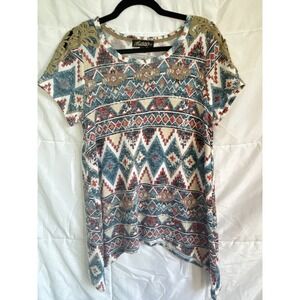 Absolutely‎ Famous Women's Size Medium Geometric Print Tunic Top w Lace Shoulder